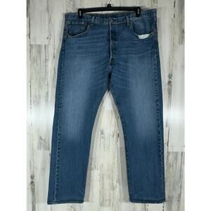 Levi's Straight Jeans in Medium Blue Wash
